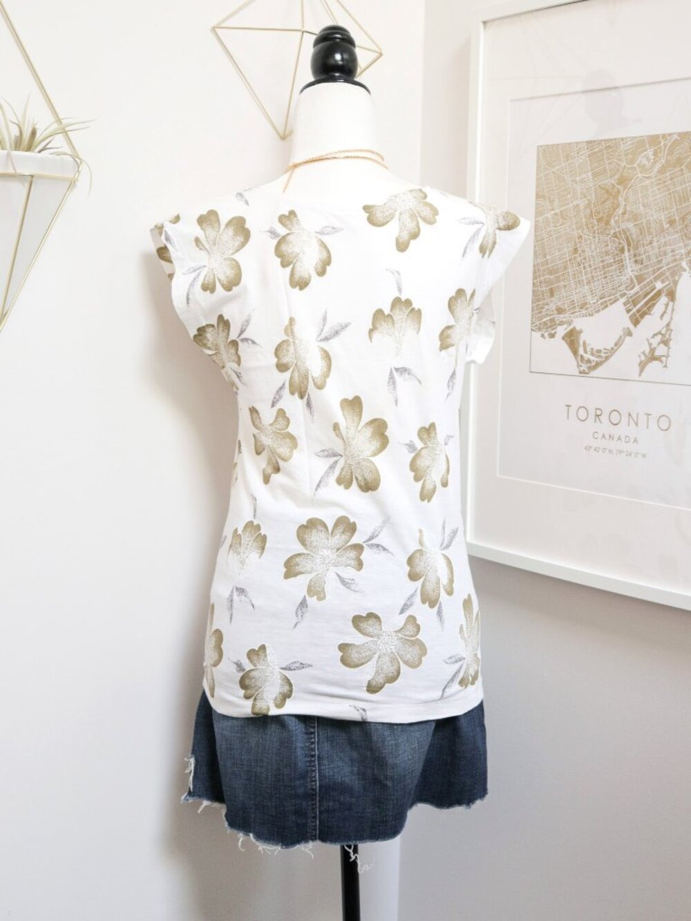 Vintage 90s White Short Sleeve Tee w/ Khaki Hibiscus Flowers, Coconut Girl Style - Picture 2 of 6